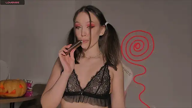 Amelia Lein online show from 10/31/25, 09:05