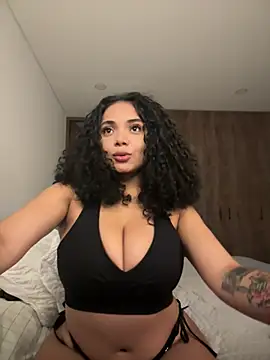 Snapshot of Mariecurl chatting on 12/14/24, 02:31 Mariecurl online show from 12/14/24, 02:31