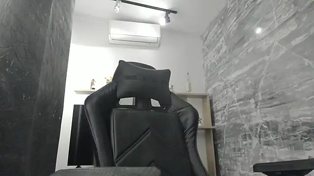 LunaBaker-1 online show from 10/08/25, 07:55