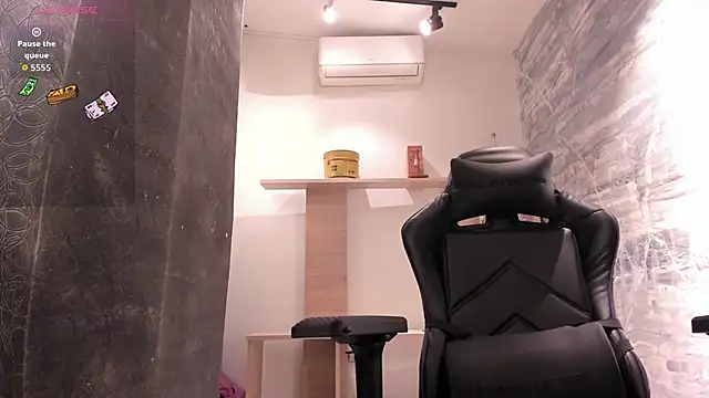 LunaBaker-1 online show from 10/10/25, 09:14