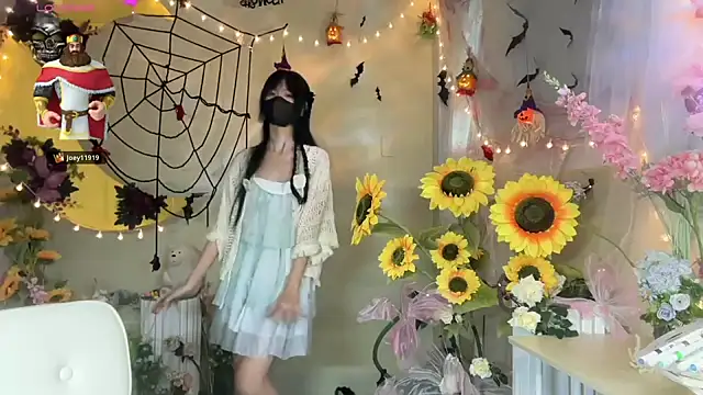 Snapshot of Your-Sunshine chatting on 10/25/25, 05:15 Your-Sunshine online show from 10/25/25, 05:15