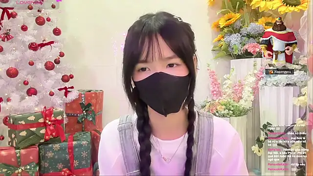 Snapshot of Your-Sunshine chatting on 11/17/25, 06:35 Your-Sunshine online show from 11/17/25, 06:35