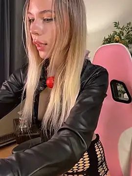 Snapshot of KittyKatyDream chatting on 12/22/25, 04:15 KittyKatyDream online show from 12/22/25, 04:15