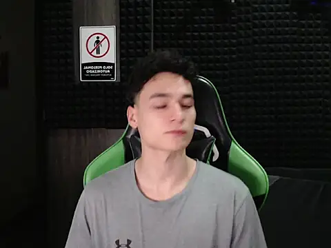 Snapshot of Curly_Angel24 chatting on 12/20/25, 01:12 Curly Angel24 online show from 12/20/25, 01:12