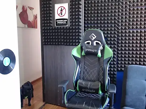 Snapshot of Curly_Angel24 chatting on 12/20/25, 05:09 Curly Angel24 online show from 12/20/25, 05:09