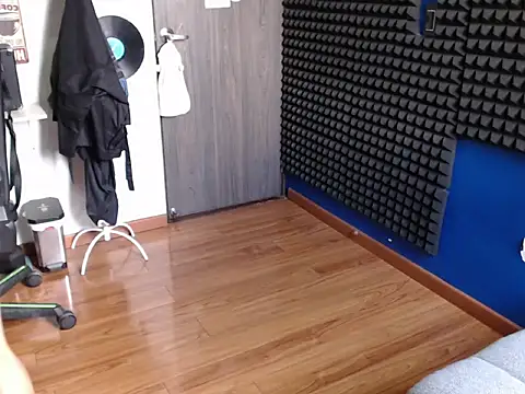 Snapshot of Curly_Angel24 chatting on 01/19/26, 04:22 Curly Angel24 online show from 01/19/26, 04:22