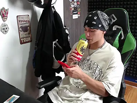 Snapshot of Curly_Angel24 chatting on 04/06/26, 09:49 Curly Angel24 online show from 04/06/26, 09:49