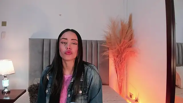 NoraDasilva online show from 02/19/25, 01:08