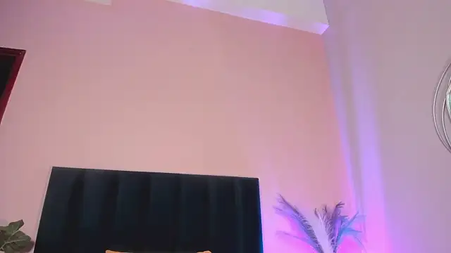 NoraDasilva online show from 12/04/25, 12:42