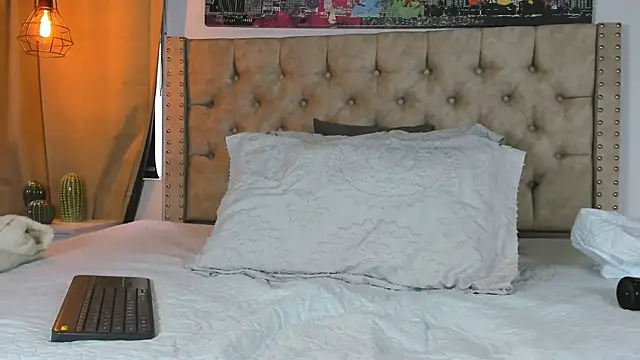 KeryHillson online show from 02/12/25, 12:12