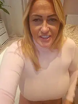 Isabellaa04 online show from 10/29/25, 08:54