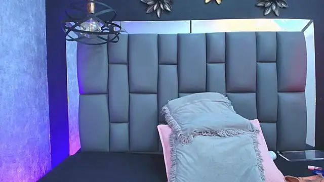 Snapshot of _MiaBrown_ chatting on 09/20/25, 12:06 MiaBrown online show from 09/20/25, 12:06