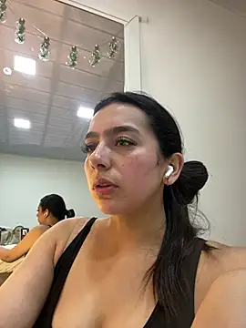 Snapshot of Nicollemays chatting on 02/11/25, 12:05 Nicollemays online show from 02/11/25, 12:05