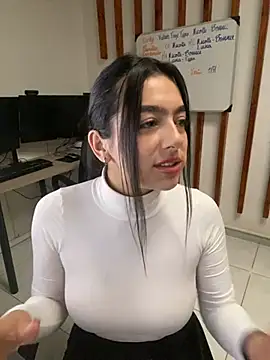 Snapshot of Nicollemays chatting on 02/15/25, 12:11 Nicollemays online show from 02/15/25, 12:11