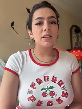 Snapshot of Nicollemays chatting on 10/21/25, 02:18 Nicollemays online show from 10/21/25, 02:18