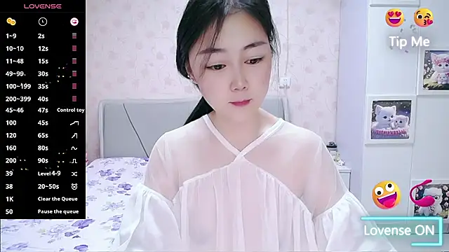 Snapshot of Elvira_baby chatting on 05/19/26, 02:40 Elvira baby online show from 05/19/26, 02:40