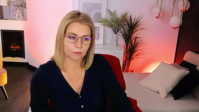 Snapshot of Annie_Light chatting on 09/21/25, 05:42 Annie Light online show from 09/21/25, 05:42