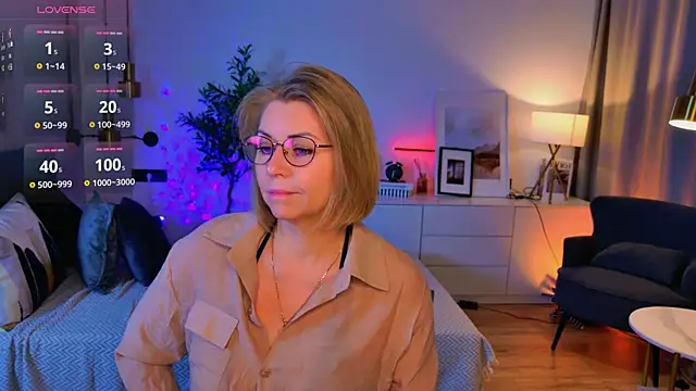 Annie Light online show from 06/24/26, 06:45