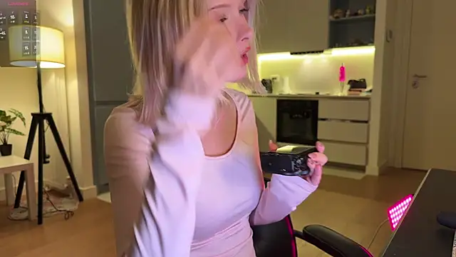 Snapshot of neon_demon chatting on 09/18/25, 08:33 neon demon online show from 09/18/25, 08:33