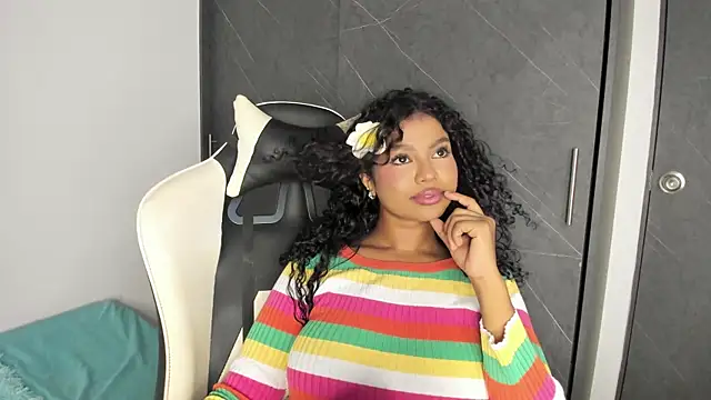 Snapshot of chloe_ebony_ chatting on 01/12/26, 11:43 chloe ebony online show from 01/12/26, 11:43
