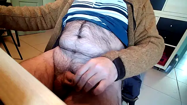 Snapshot of Dan3106x chatting on 12/23/24, 01:03 Dan3106x online show from 12/23/24, 01:03