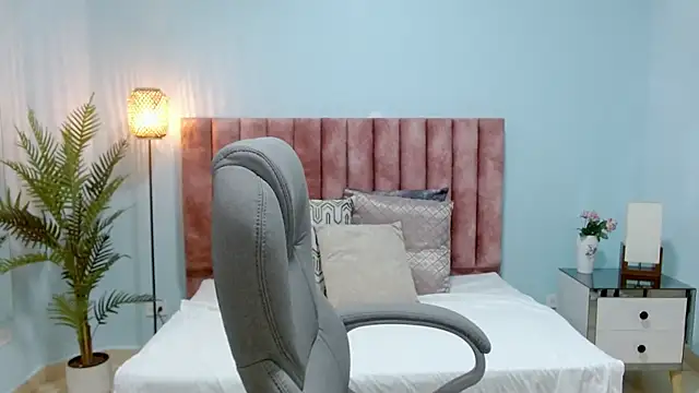 sophia hadid online show from 11/12/25, 09:03