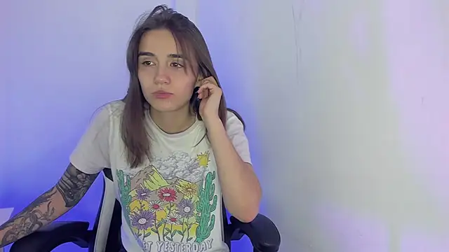 Snapshot of _alicerosse2 chatting on 03/06/25, 02:19 alicerosse2 online show from 03/06/25, 02:19