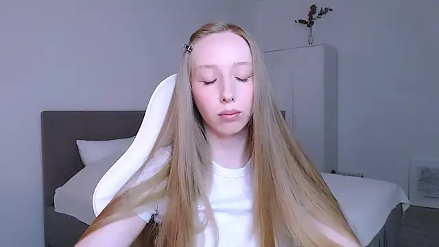 Luna insniity online show from 11/28/25, 08:11