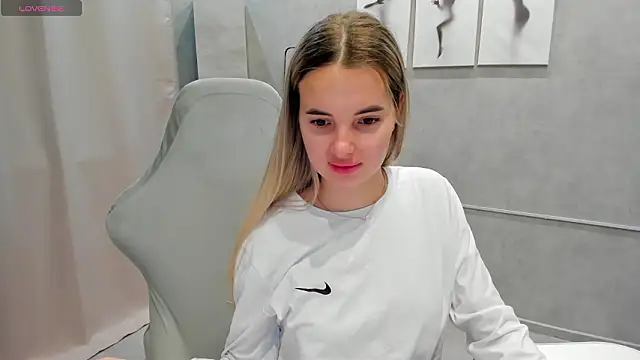 Snapshot of Donna_Evans chatting on 03/12/26, 11:33 Donna Evans online show from 03/12/26, 11:33