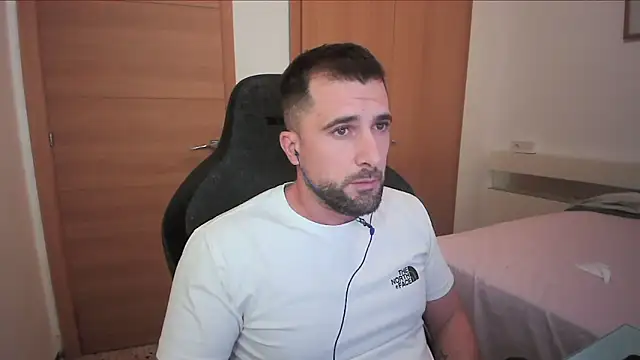 Snapshot of alex877x chatting on 10/28/25, 10:41 alex877x online show from 10/28/25, 10:41