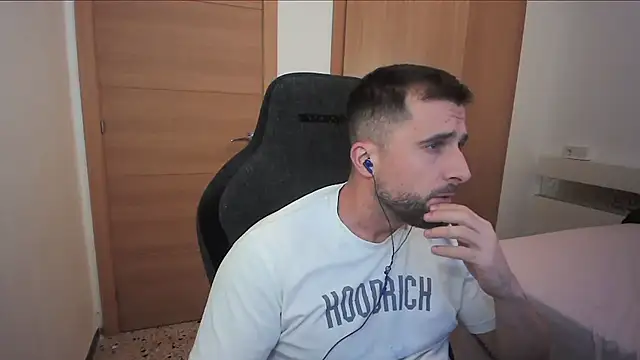 Snapshot of alex877x chatting on 10/28/25, 10:45 alex877x online show from 10/28/25, 10:45