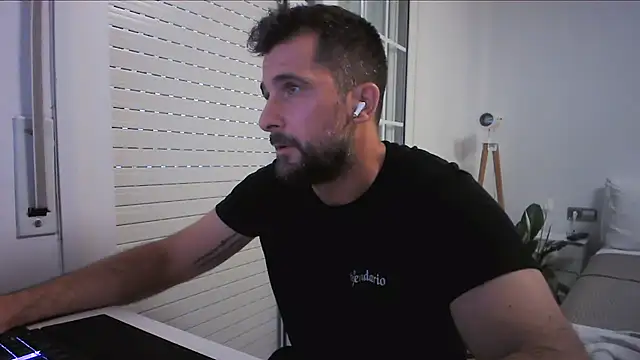 Snapshot of alex877x chatting on 07/16/26, 05:19 alex877x online show from 07/16/26, 05:19