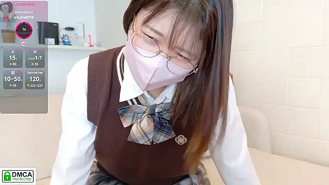 Snapshot of SUZU_ chatting on 10/08/25, 03:15 SUZU online show from 10/08/25, 03:15