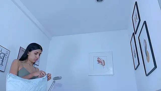 littlee emilyy  online show from 05/17/26, 12:23