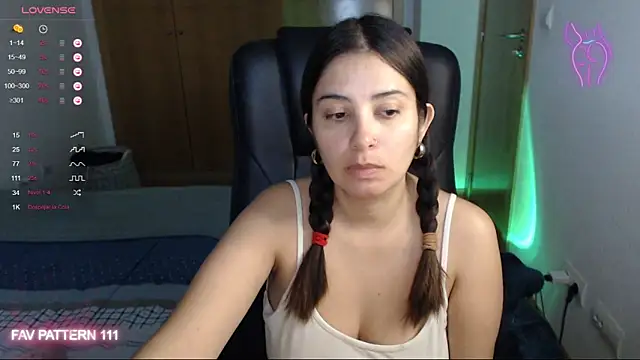 Snapshot of AnnaQueen chatting on 12/30/24, 10:01 AnnaQueen online show from 12/30/24, 10:01