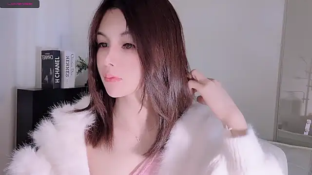 Snapshot of lvy-w chatting on 10/31/25, 12:06 lvy-w online show from 10/31/25, 12:06