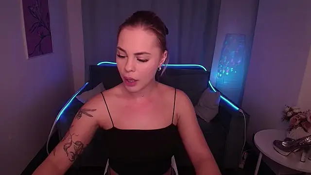 Snapshot of RikaRaily chatting on 02/25/25, 06:25 RikaRaily online show from 02/25/25, 06:25