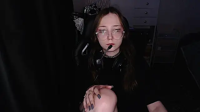 AmeliaKamishiro online show from 12/18/25, 04:24