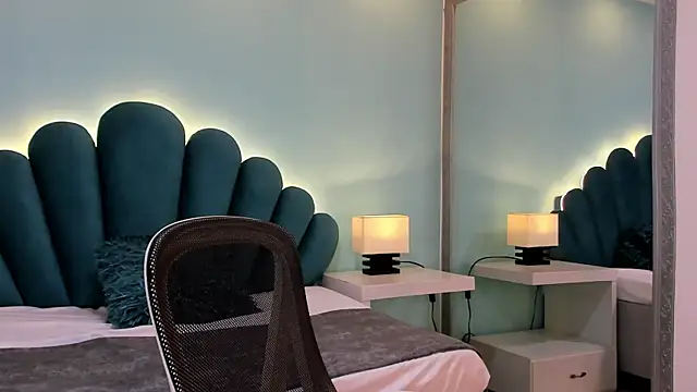 sharlott18 online show from 10/13/25, 11:43