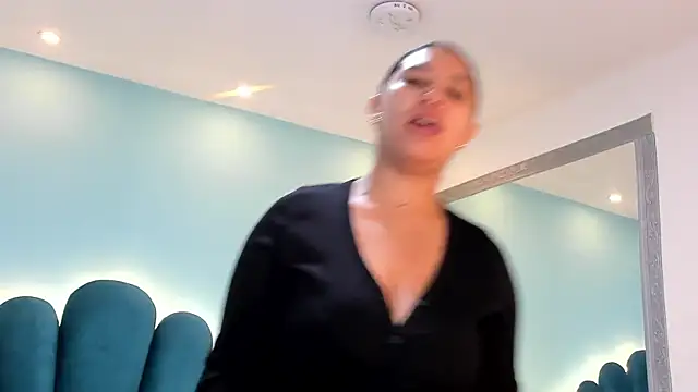 sharlott18 online show from 11/08/25, 10:48