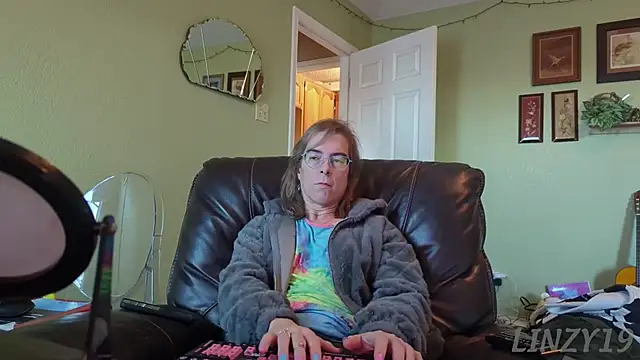 Linzy 19 online show from 11/17/25, 02:34