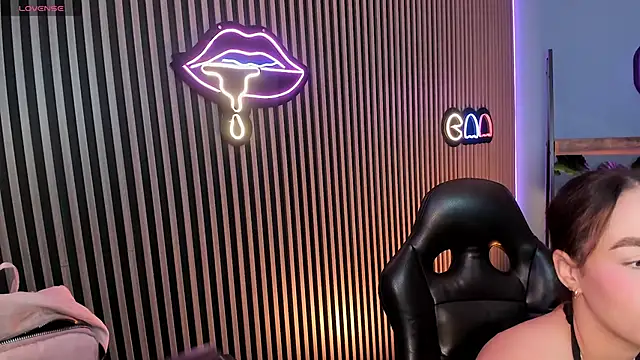 emily roberts1 online show from 12/04/25, 04:44