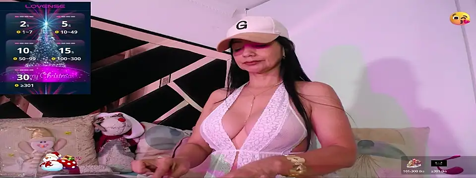 Snapshot of EVA45LOVES chatting on 12/23/25, 10:35 EVA45LOVES online show from 12/23/25, 10:35