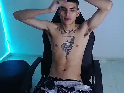 Snapshot of hot_king20 chatting on 12/15/25, 04:33 hot king20 online show from 12/15/25, 04:33