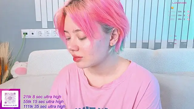 Snapshot of __KawaiiYuki__ chatting on 10/13/25, 06:57   KawaiiYuki   online show from 10/13/25, 06:57