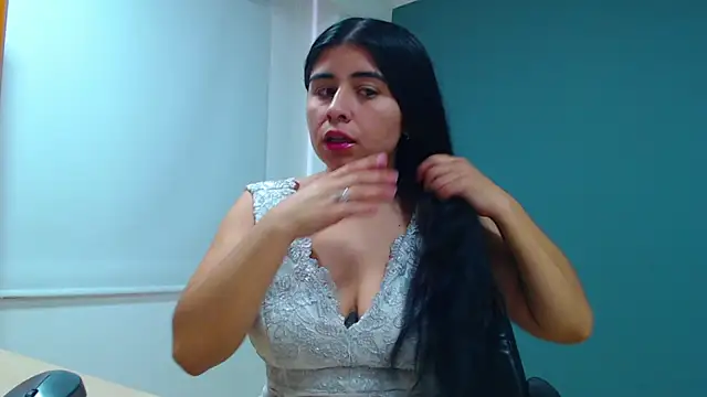 Snapshot of danna-_roouss chatting on 09/25/25, 04:32 danna- roouss online show from 09/25/25, 04:32