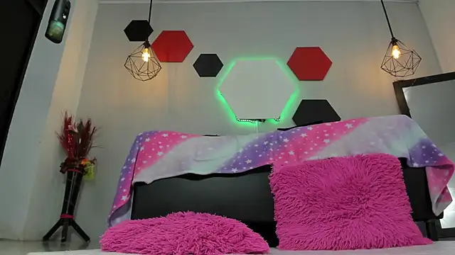 Snapshot of martinaclark chatting on 12/23/25, 12:19 martinaclark online show from 12/23/25, 12:19