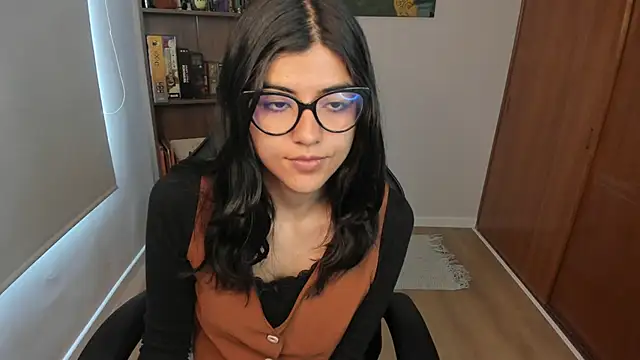 Snapshot of valerie__skyy chatting on 12/16/25, 02:11 valerie skyy online show from 12/16/25, 02:11