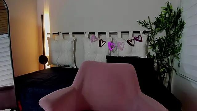 pamela anderson  online show from 02/18/25, 04:04