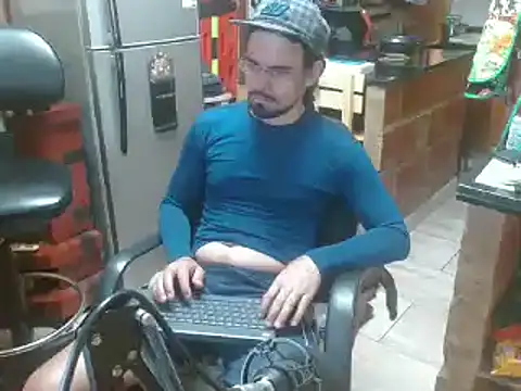 Snapshot of Dr_Pocholate84 chatting on 01/12/25, 04:50 Dr Pocholate84 online show from 01/12/25, 04:50